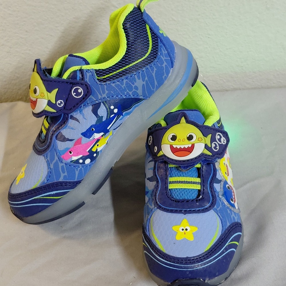 Pinkfong Baby Shark Kids Light Up Sneakers Shoes Blue Size 8 Toddler NWOT